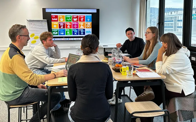 Im Hub von FutureSkillsLab sitzen Lehrkräfte, Schüler:innen und Bildungspartner zusammen um das Programm zu entwickeln